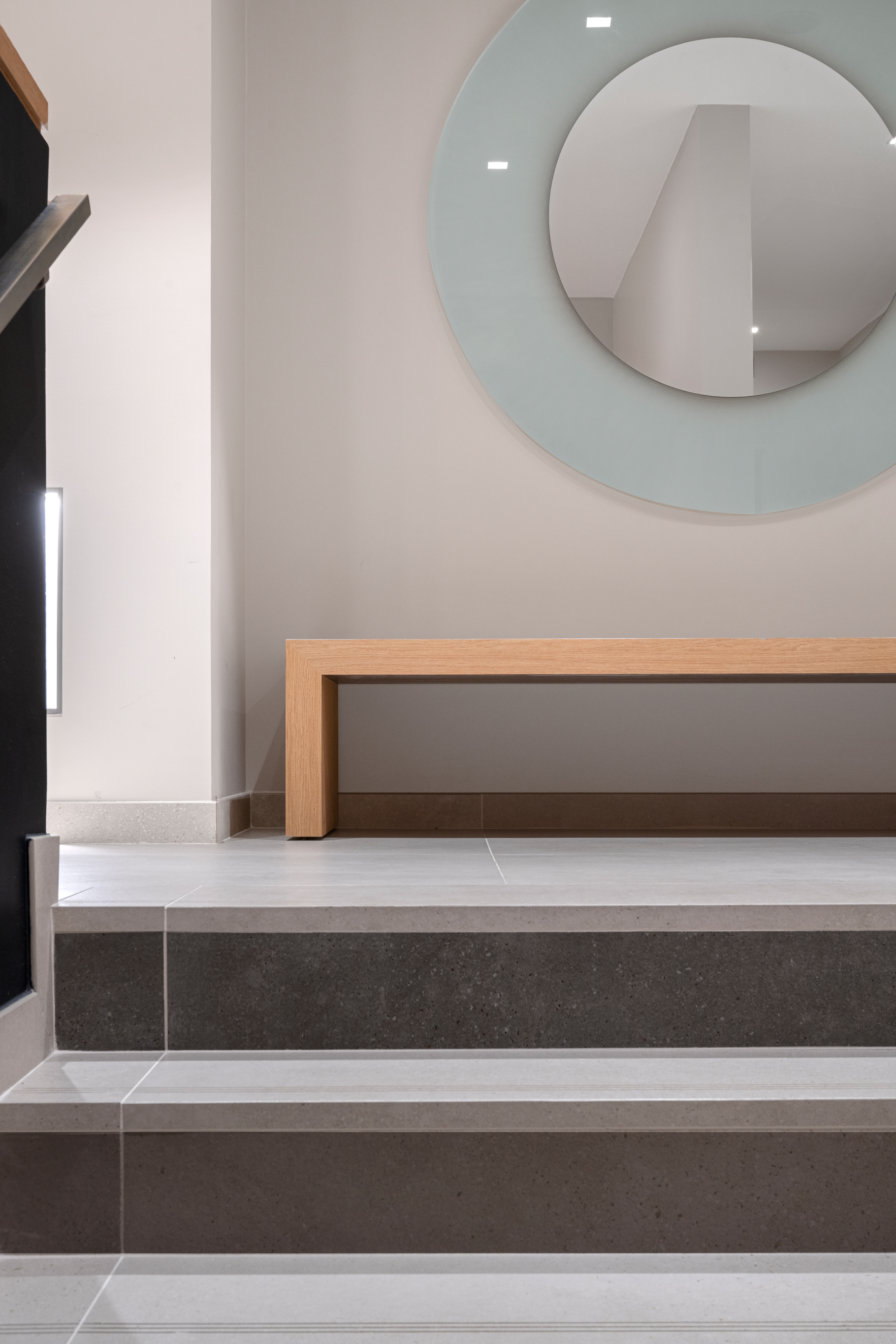 Intérieur moderne et chic de l'Hôtel Eliseo à Lourdes, France, après la rénovation avec Unilin Panels